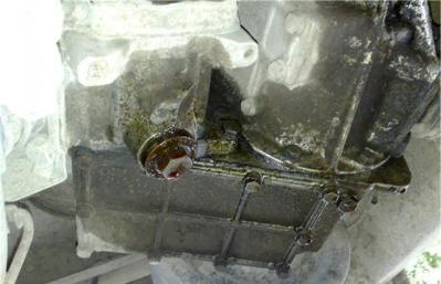 Причины и устранение течи масла между коробкой и двигателем Подтекает масло между коробкой и двигателем